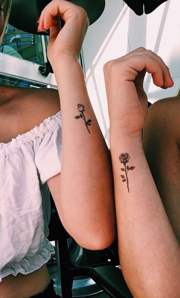 Essa pode ser uma boa opção de tatuagem de irmãs pequenas.
