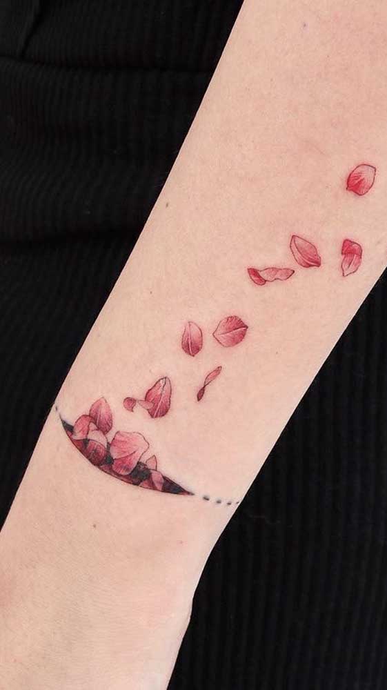 Olha que tatuagem bracelete feminino diferenciada.