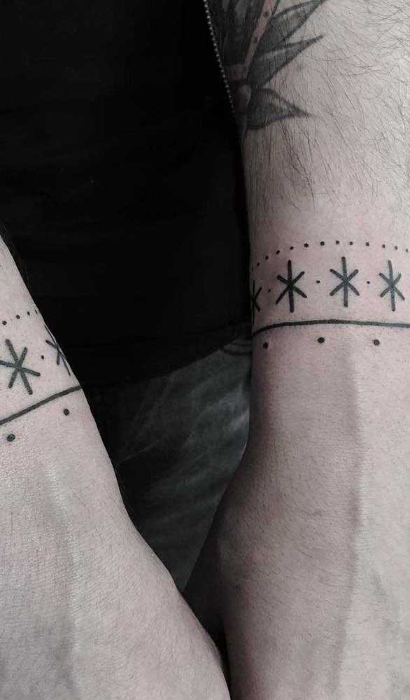 Que tal usar duas tatuagens bracelete que se complementam?