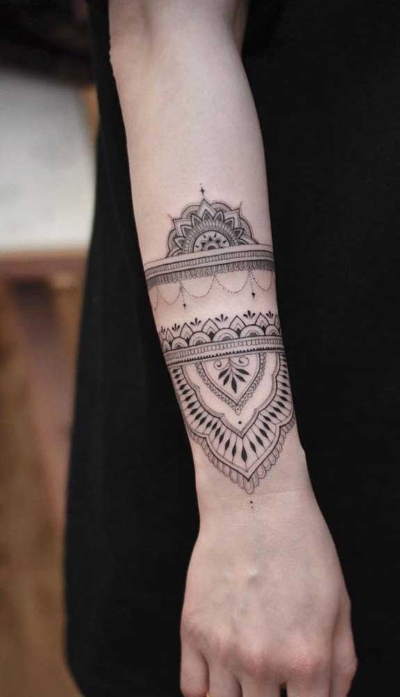 A tatuagem bracelete indiano está super em alta.