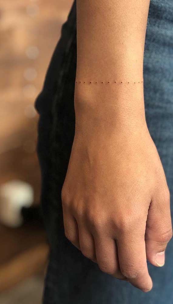 Você acredita que isso é uma tatuagem bracelete? Mais discrição, impossível!