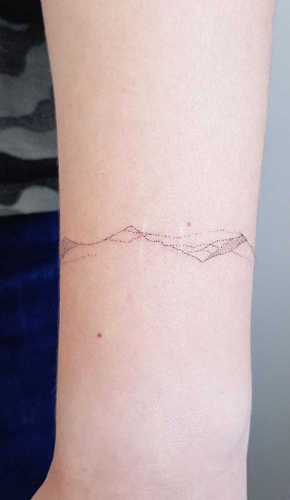 Na tatuagem de bracelete você pode fazer traços mais finos, pois ficam bem discretos.