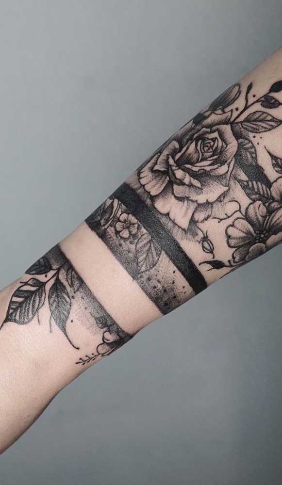 Você pode fazer uma tatuagem bracelete que pega uma parte do braço.