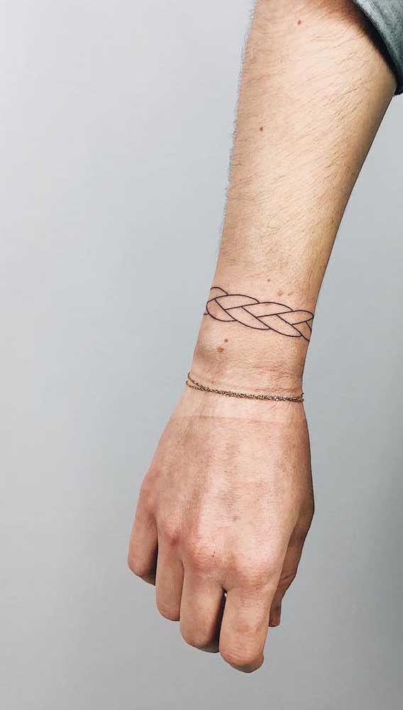 Ao invés de uma tatuagem bracelete, que tal fazer duas no mesmo pulso?