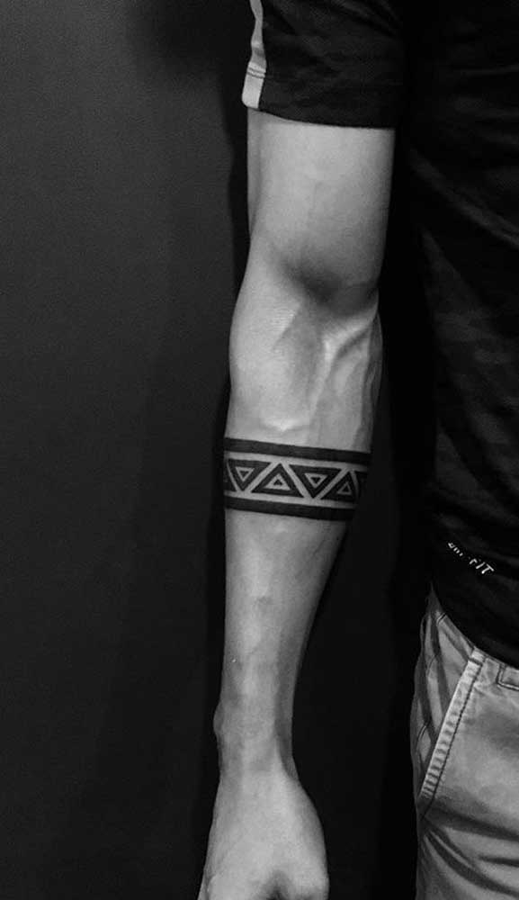 A tatuagem bracelete maori é uma ótima opção para quem deseja fazer algo mais significativo.