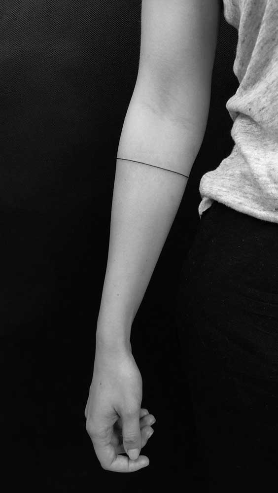 O que acha de fazer uma linha bem fina como tatuagem bracelete?
