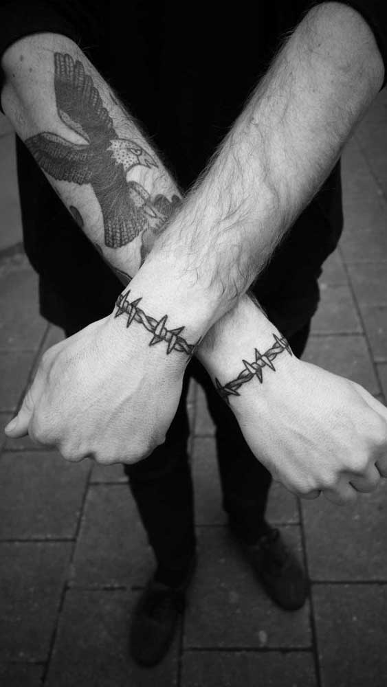 Duas tatuagens bracelete que se complementam.