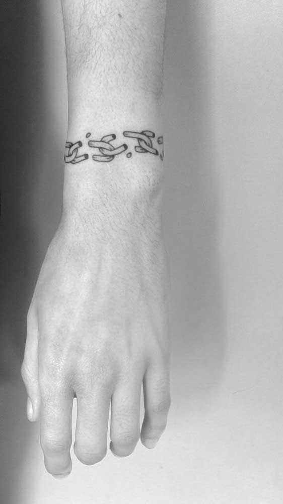 O pulso é uma ótima área para quem deseja fazer uma tatuagem bracelete.