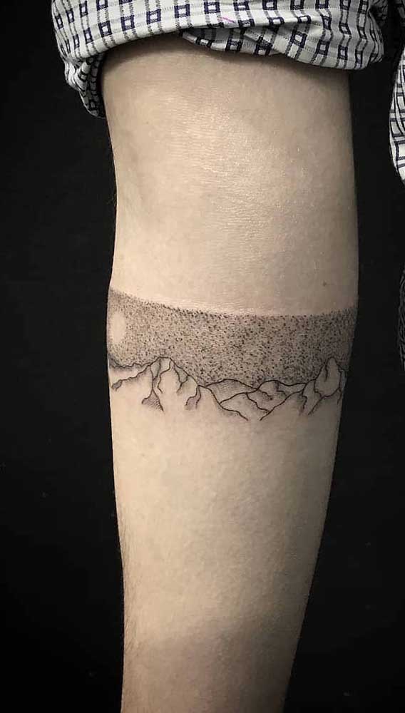 Você pode escolher uma tatuagem bracelete masculino.