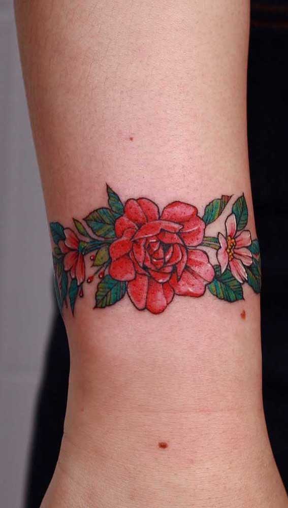 O que acha de desenhar uma bela flor vermelha na sua tatuagem bracelete?