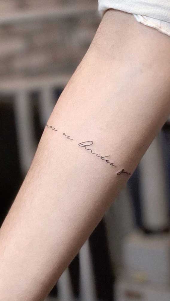 A tatuagem bracelete escrita é uma das mais pedidas.