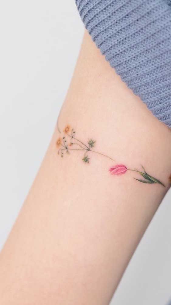 Flores são perfeitas para uma tatuagem feminina delicada.