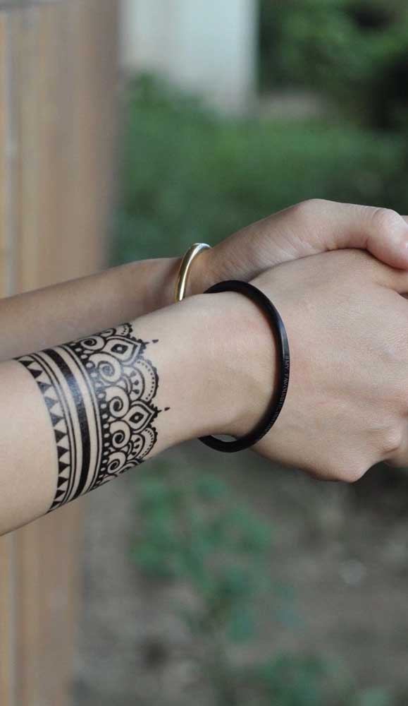 A tatuagem bracelete indiano pode ser feita com henna para ficar mais realista.