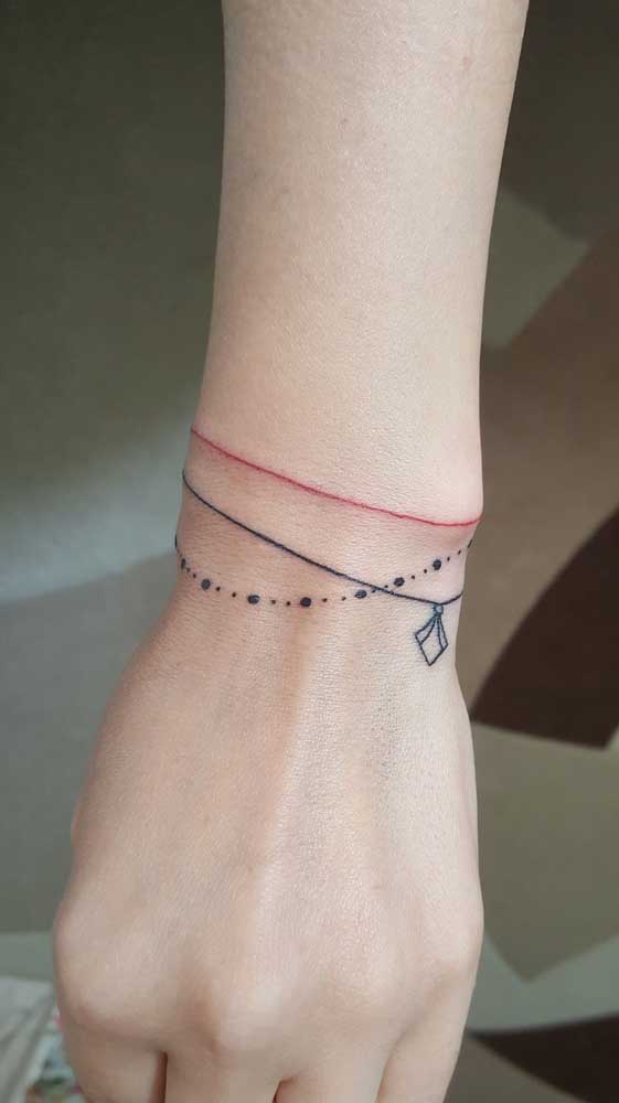 A tatuagem bracelete indiano pode ser feita com henna para ficar mais realista.