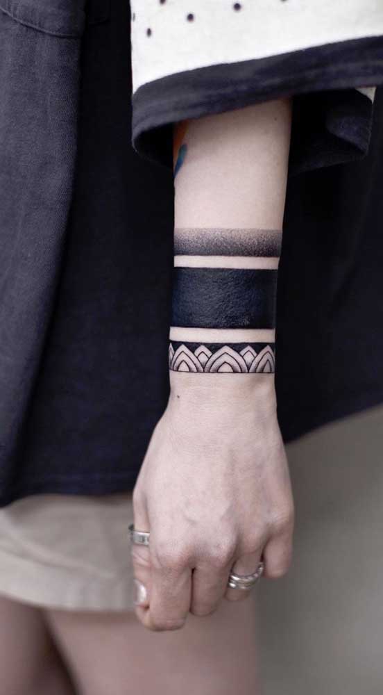 O que acha de apostar em uma tatuagem bracelete tribal para representar algo que tem significado para você?