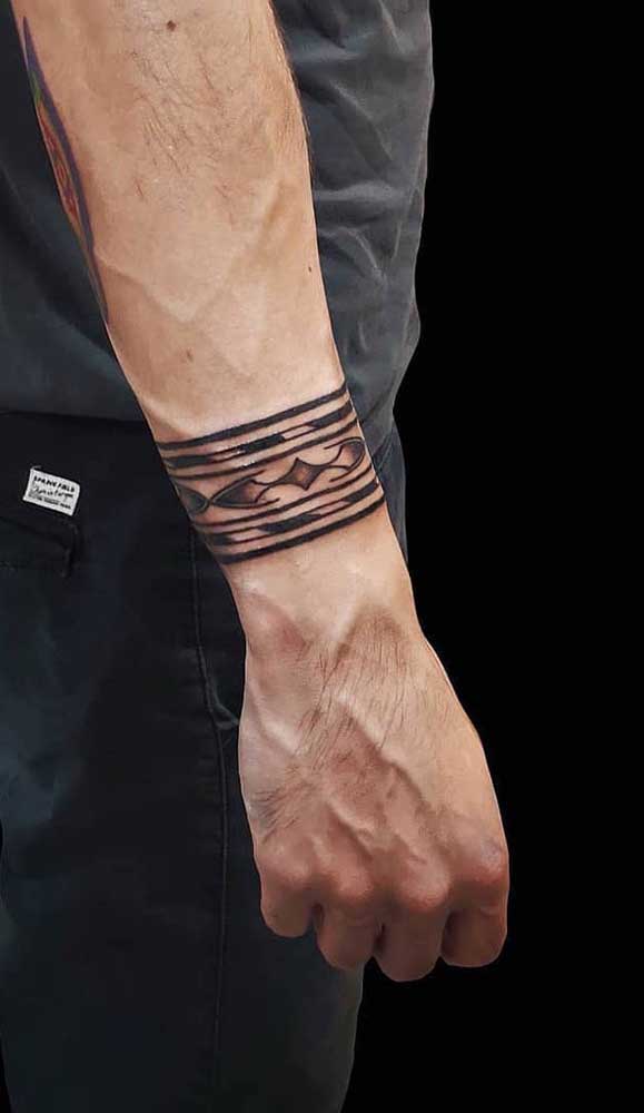 No pulso, a tatuagem bracelete tribal é uma das mais usadas pelos homens.