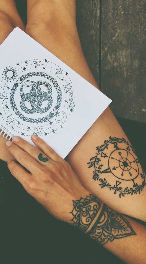 O ideal é levar para o tatuador uma imagem da figura que você quer na sua tatuagem bracelete.