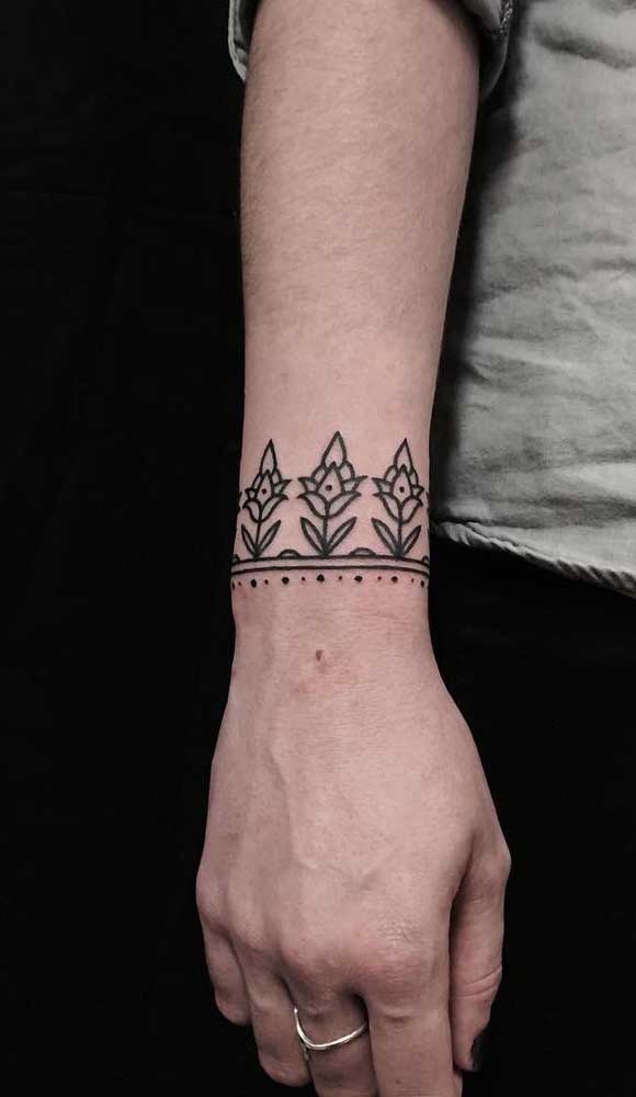 Use a criatividade na hora de fazer a tatuagem bracelete.