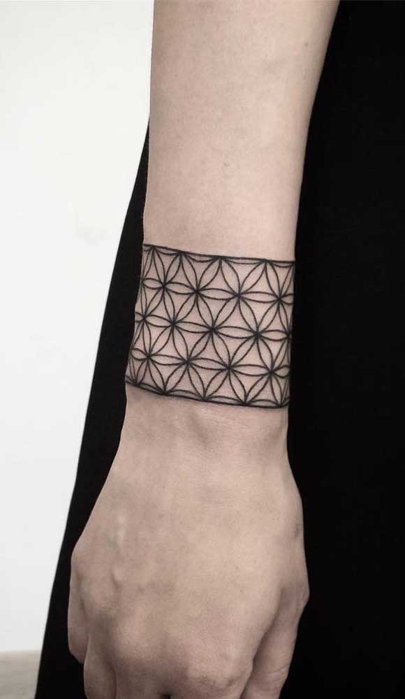 Essa tatuagem tipo bracelete mais parece uma pulseira no pulso, não é mesmo?