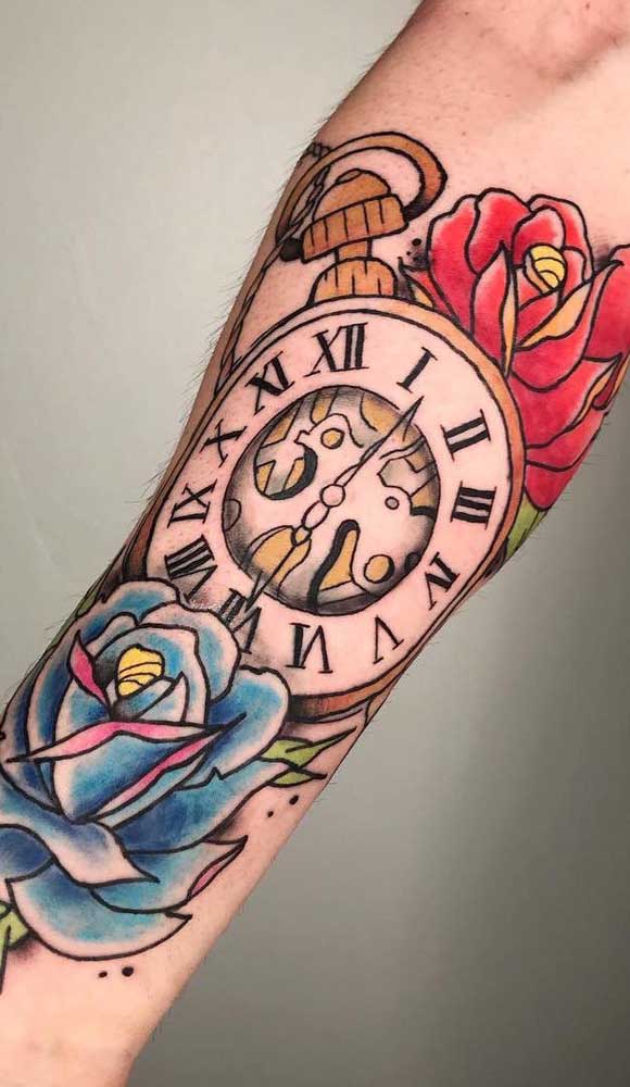 A tatuagem colorida deixa o desenho ainda mais marcante.