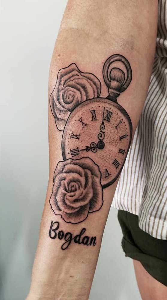 Já pensou em fazer uma tatuagem de relógio com rosas?