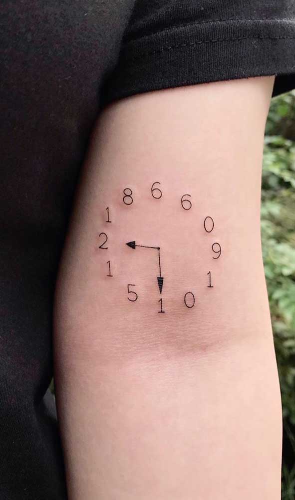 O mais comum é tatuar a hora de nascimento do filho.