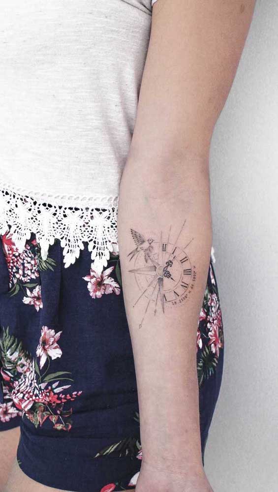 O que acha de apostar em uma tatuagem de relógio no braço feminina?