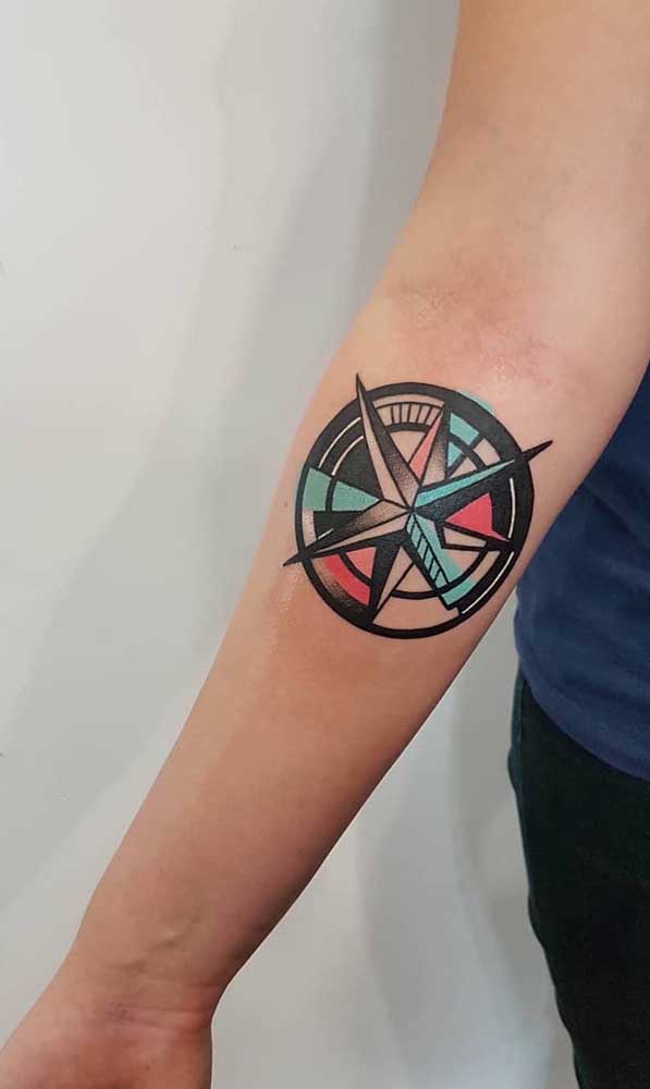 Que tal fazer uma tatuagem rosa dos ventos totalmente colorida?