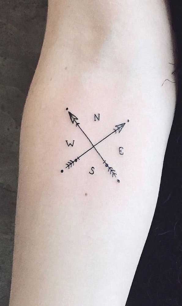 A flecha é a indicação da direção nessa tatuagem rosa dos ventos.
