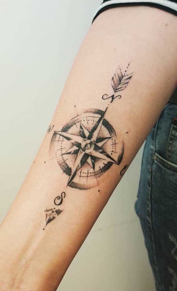 Inspiração é o que não falta para a tatuagem rosa dos ventos.