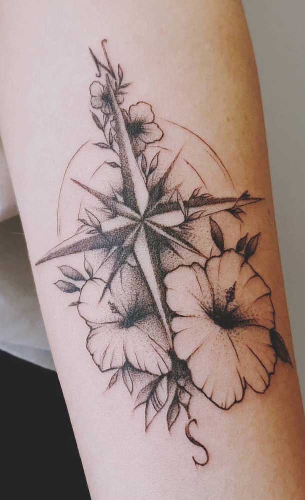 Mais uma opção de tatuagem rosa dos ventos com flores.