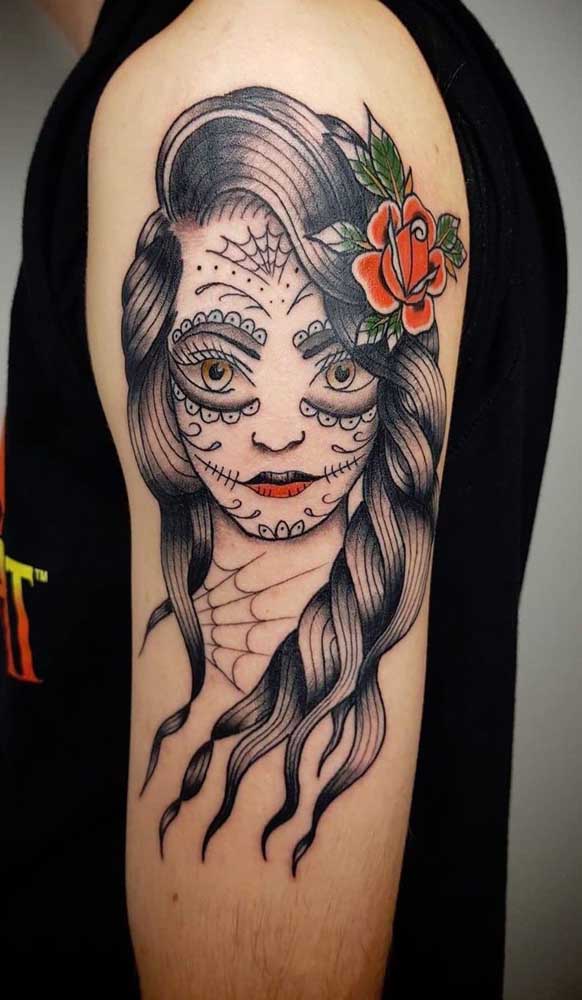 Olha que bela tatuagem catrina no braço, bastante usada pelos homens.