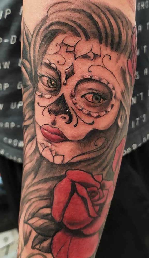 O que acha de fazer uma tatuagem catrina no antebraço?