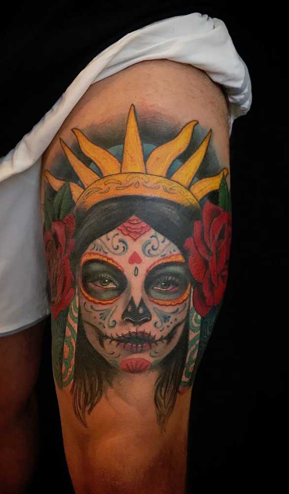 Que tal essa tatuagem catrina na coxa no estilo índia?