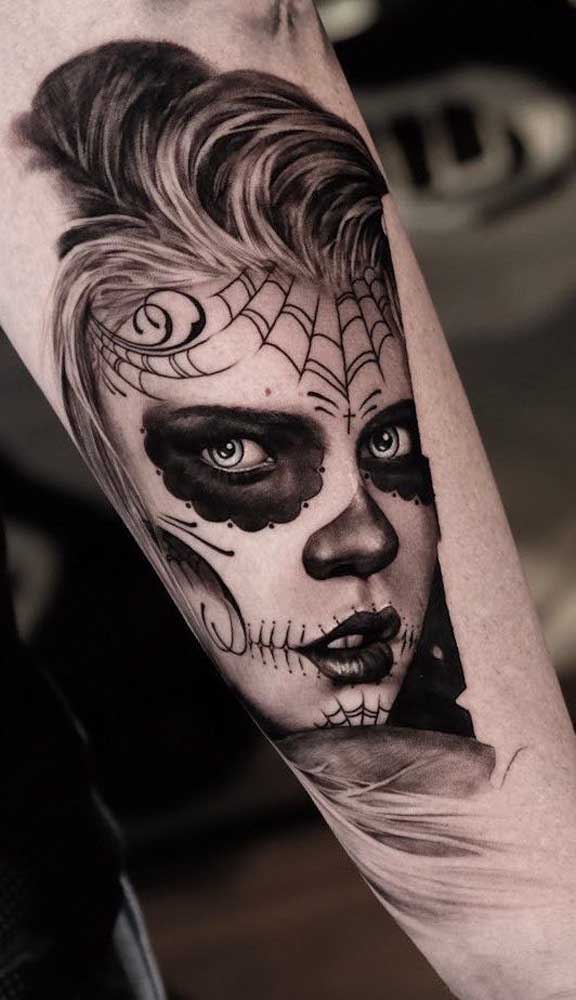 Você pode escolher a imagem que quiser na hora de fazer a catrina tatuagem.