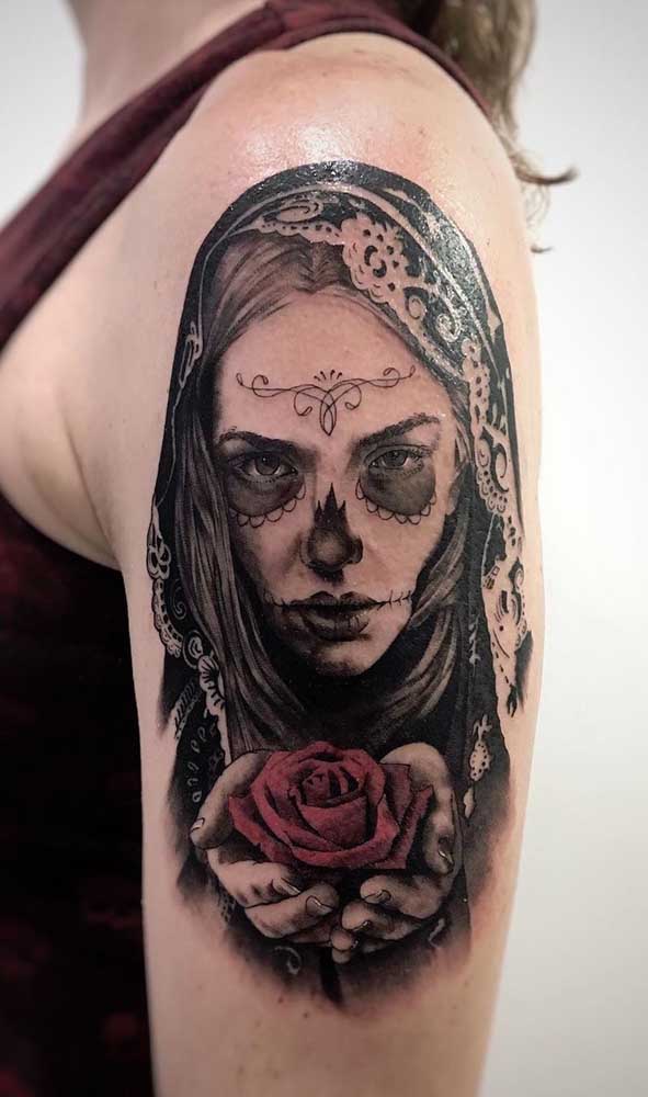 Mas as mulheres não ficam de fora na hora de escolher uma tatuagem catrina no braço.