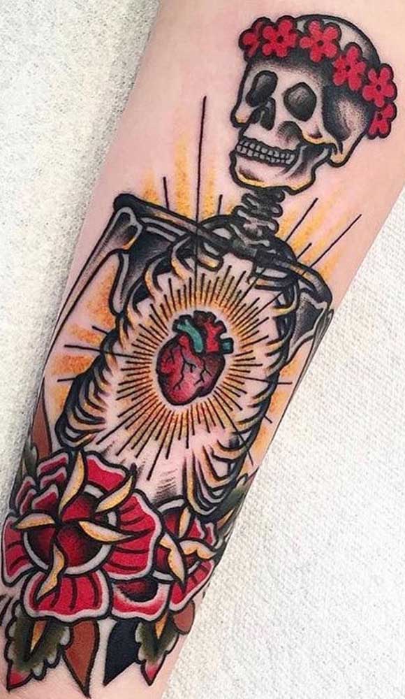 Uma boa ideia é fazer uma tatuagem catrina colorida.