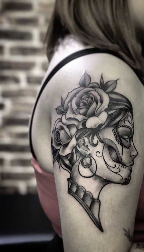 Flores são itens perfeitos para enfeitar a tatuagem Catrina.