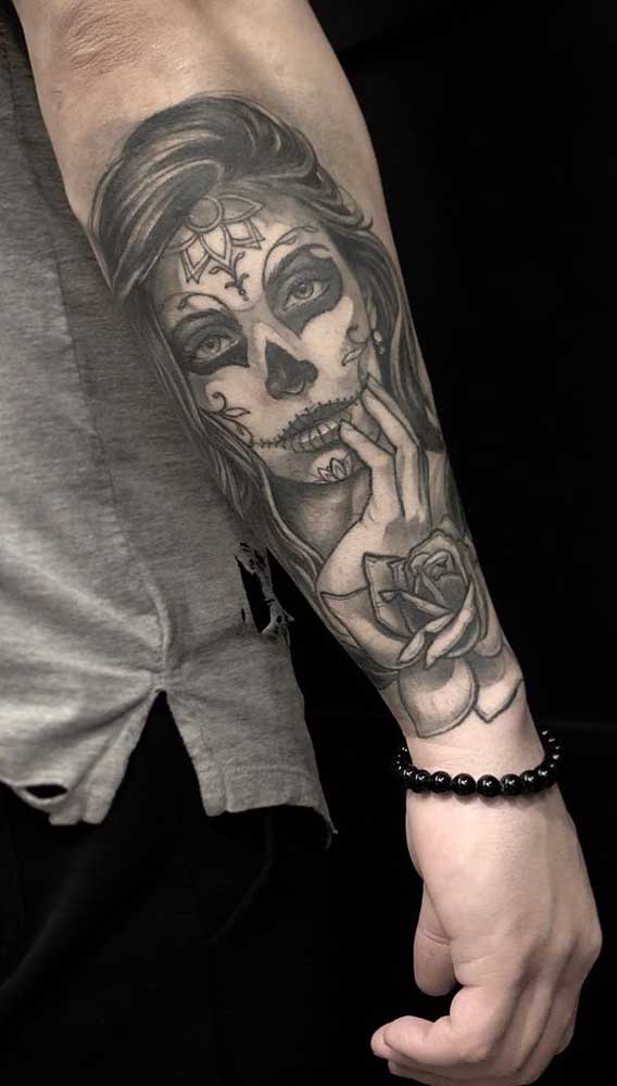 Olha que bela tatuagem catrina feita no antebraço.