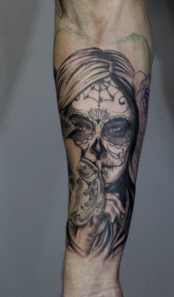 É possível fazer a tatuagem catrina com traços mais finos.