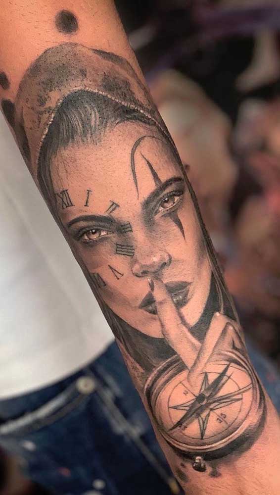 Outros gostam de fazer a tatuagem catrina com relógio.