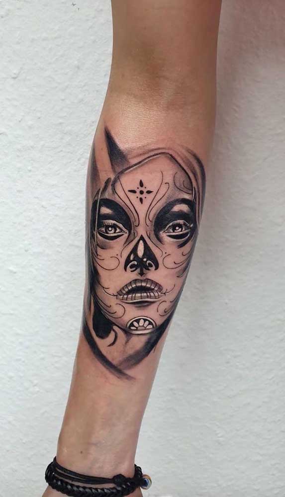 Olha que tatuagem catrina delicada e diferente para você fazer no antebraço.