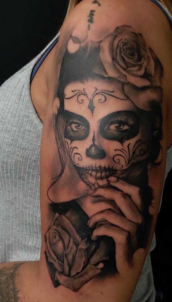 Use e abuse da criatividade na hora de fazer a tatuagem catrina.