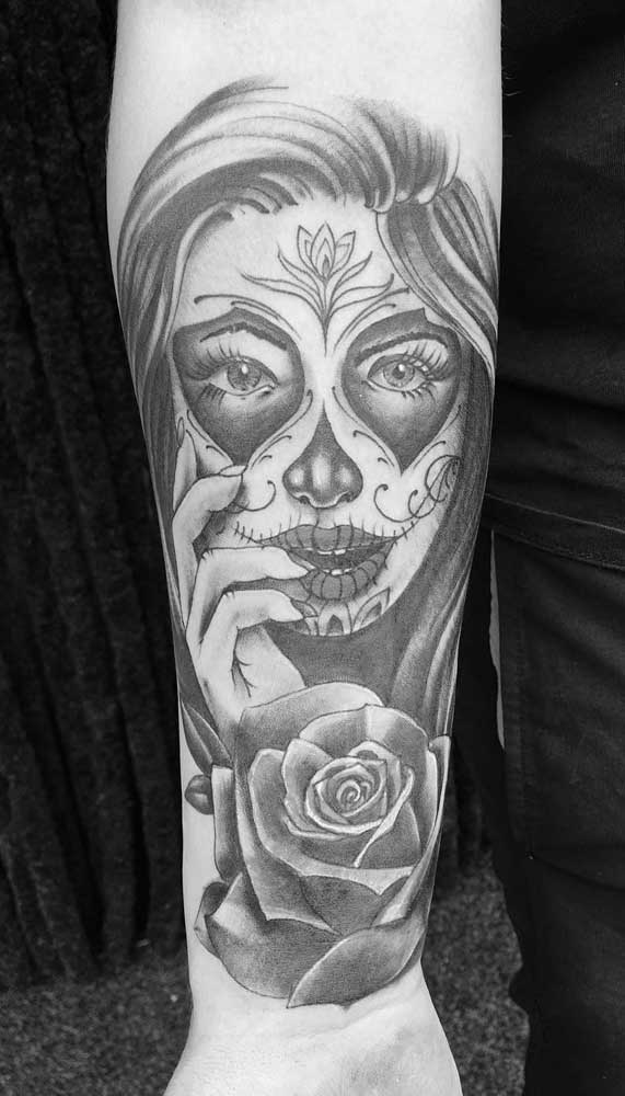 O braço é a região mais usada para fazer a tatuagem catrina.