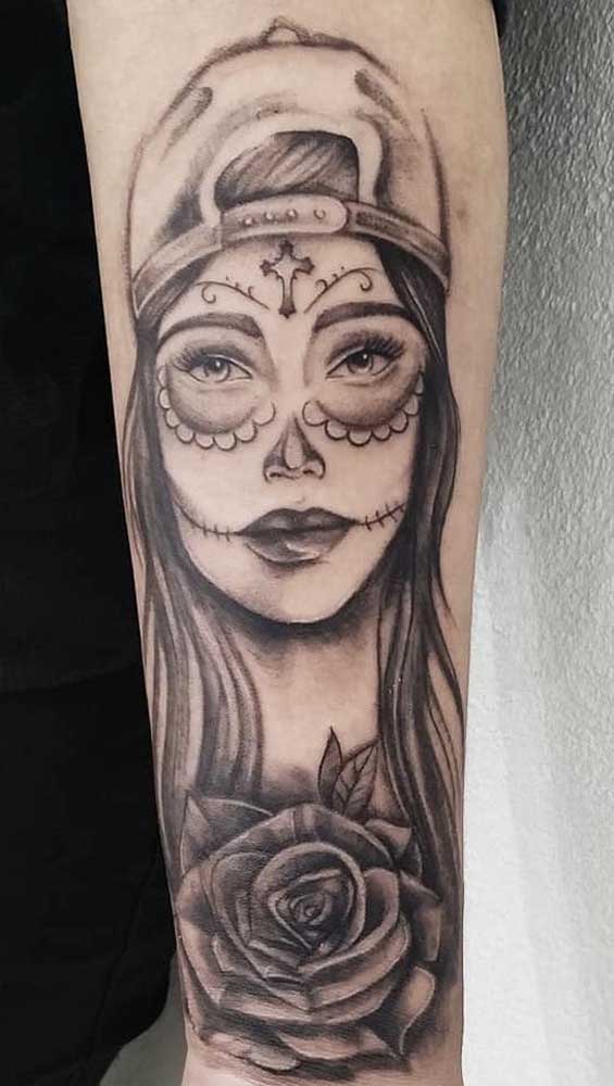 Que tal tatuar a personagem catrina no estilo mais jovem e natural?