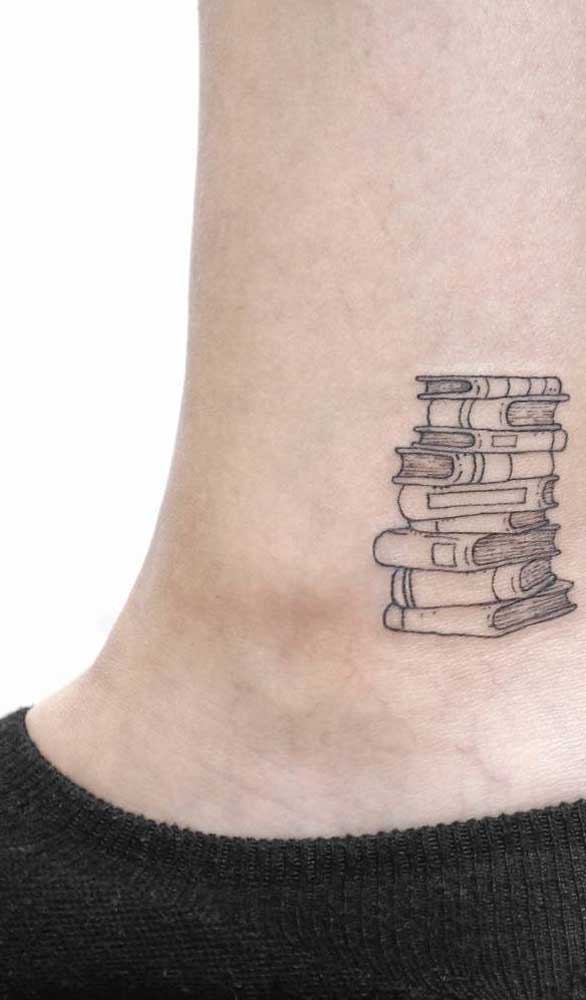 Que tal fazer uma tatuagem de livros pequena no tornozelo?