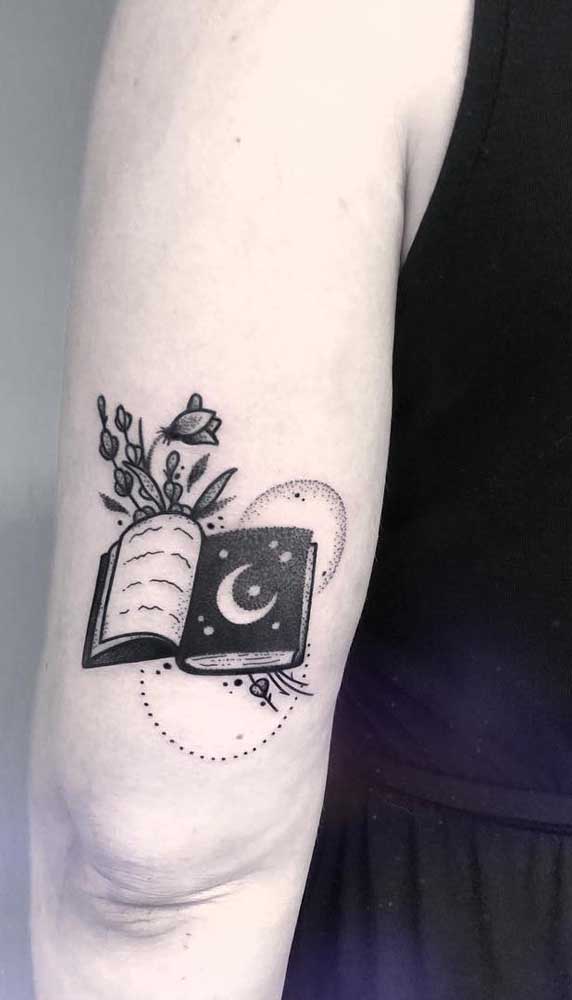 Para quem gosta de astrologia e livros, pode juntar as duas paixões em uma tatuagem só.