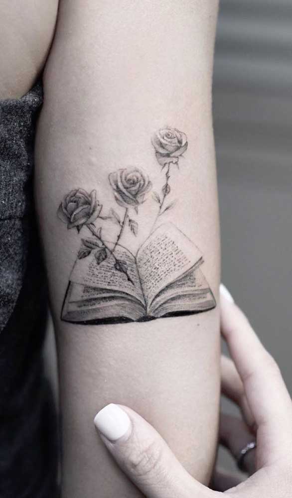 Livros e flores são figuras bem delicadas e indicadas para tatuagens femininas.