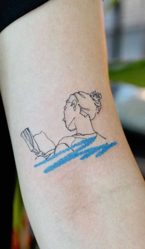 Uma tatuagem livros simples com traços delicados pode ser uma ótima opção para pessoas mais discretas.