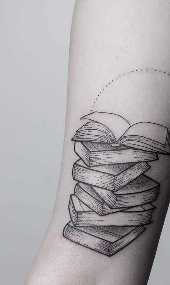 Uma pilha de livros é o que te representa? Que tal tatuar isso no seu corpo?